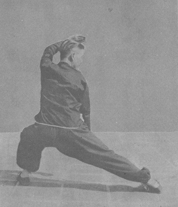 Posture 26b : jambe jetée, le poing droit piqué sous l&rsquo;entrejambe