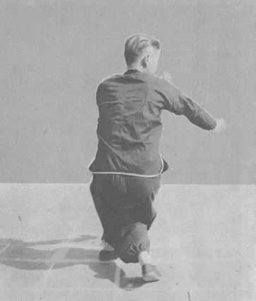 Posture 30b : posture assise, le poing droit a décrit un cercle puis fend