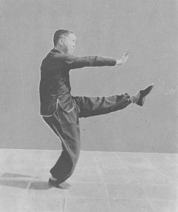 Posture 4 : la paume droite frappe le dessus du pied gauche levé