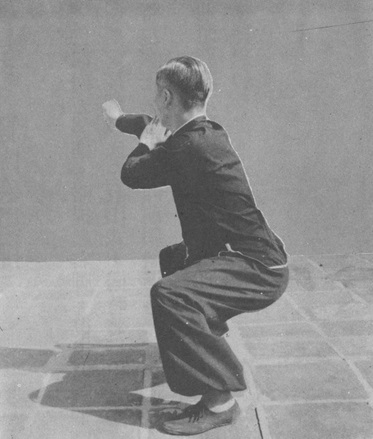 Posture 36 : posture du cavalier, le poing fend en diagonale