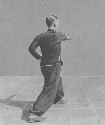 Posture 38 : la paume droite tranche en diagonale vers la taille