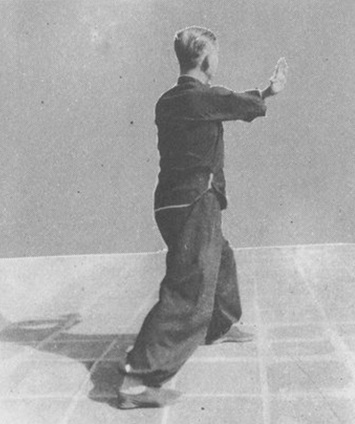 Posture 39a : la paume gauche croisée au-dessus de la paume droite