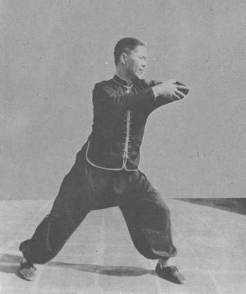 Posture 5 : le coude gauche vient heurter la paume droite