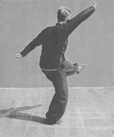 Posture 40 : la jambe gauche du pas du tigre chevauché frappe vers l&rsquo;avant