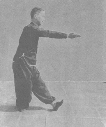 Posture 6 : tirer l&rsquo;aiguille à gauche, la paume droite tranche en diagonale