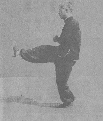 Posture 47b : la jambe droite pousse vers l&rsquo;est