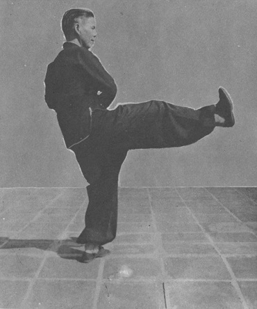 Posture 48 : le pied droit repasse par la droite et pousse vers l&rsquo;ouest