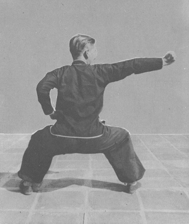 Posture 51 : posture du cavalier, le poing droit fend vers l&rsquo;ouest