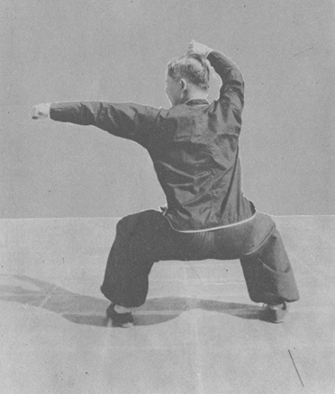 Posture 53 : posture du cavalier, le poing gauche part droit devant