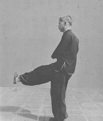 Posture 54b : le pied droit balaie de côté en écrasant