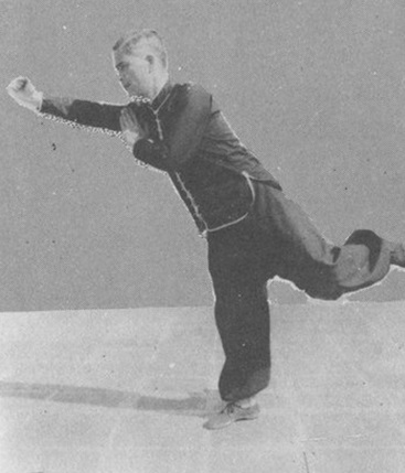 Posture 56a : le pied droit levé, les mains en place