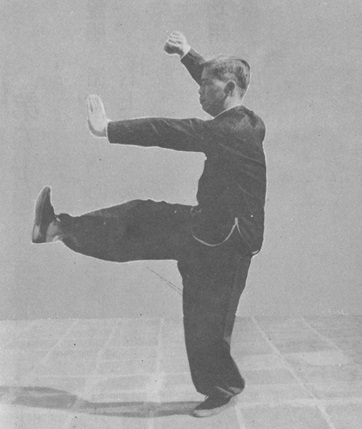 Posture 56b : en l&rsquo;air, la jambe droite tendue, la paume gauche avec elle