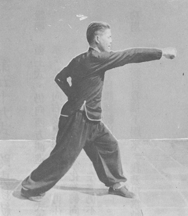 Posture 58b : le poing droit part de la taille vers l&rsquo;ouest