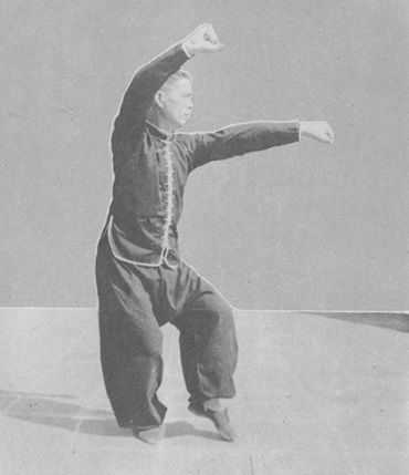 Posture 59c : le poing gauche part en estoc, posture de clôture