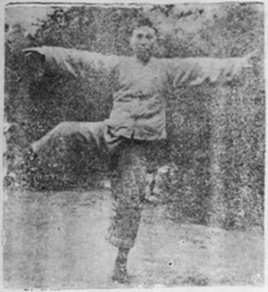 Figure 18 du manuel original de 1932 — Coup de pied piquant droit (右插脚)