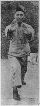 Figure 27 du manuel original de 1932 — Pousser la montagne en se protégeant la tête (摟膝抱頭推山)