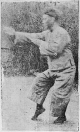 Figure 29 du manuel original de 1932 — Première fermeture à gauche, posture intermédiaire (左收式一)