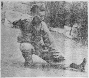 Figure 32 du manuel original de 1932 — Balancer la jambe et tomber en grand écart (擺脚跌岔)