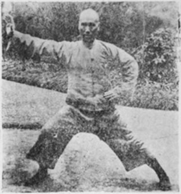 Figure 3 du manuel original de 1932 — Paresser à retrousser la robe (懶扎衣)