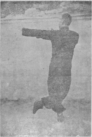 Posture 9 — Coup de pied arrière, double paume qui écarte : photographie de Luo Guangyu dans l&rsquo;édition de 1954