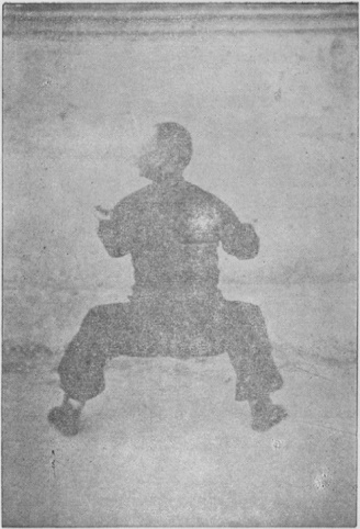 Posture 10 — Posture du cavalier, double main qui scelle : photographie de Luo Guangyu dans l&rsquo;édition de 1954
