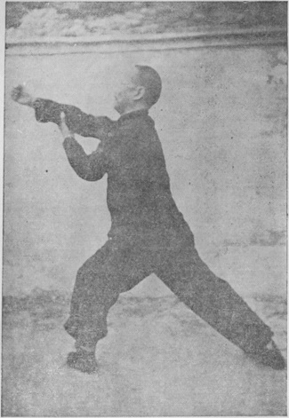 Posture 11 — Posture de l&rsquo;ascension, main crochetante et poing qui fend : photographie de Luo Guangyu dans l&rsquo;édition de 1954