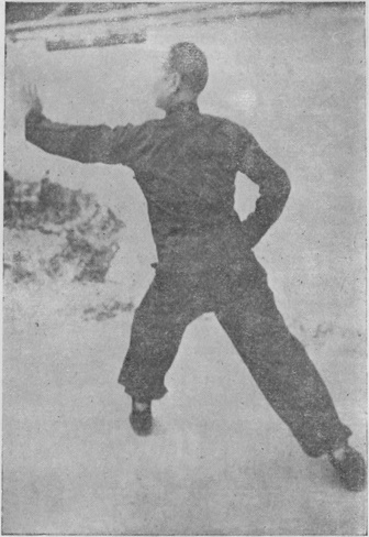 Posture 14 — Posture de l&rsquo;ascension, paume pénétrante gauche : photographie de Luo Guangyu dans l&rsquo;édition de 1954