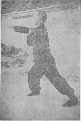 Posture 15 — Posture de l&rsquo;ascension, poing de complément droit : photographie de Luo Guangyu dans l&rsquo;édition de 1954