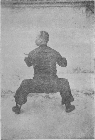 Posture 16 — Posture du cavalier, double main qui scelle : photographie de Luo Guangyu dans l&rsquo;édition de 1954