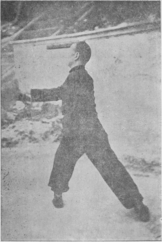 Posture 17 — Posture de l&rsquo;ascension, tranche à la taille à droite : photographie de Luo Guangyu dans l&rsquo;édition de 1954