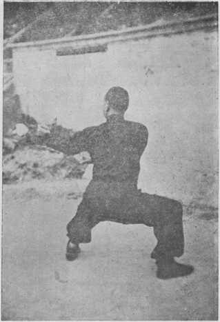 Posture 18 — Posture du cavalier, poing d&rsquo;avalanche gauche : photographie de Luo Guangyu dans l&rsquo;édition de 1954