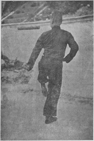 Posture 19 — Jambe levée, main crochetante gauche : photographie de Luo Guangyu dans l&rsquo;édition de 1954