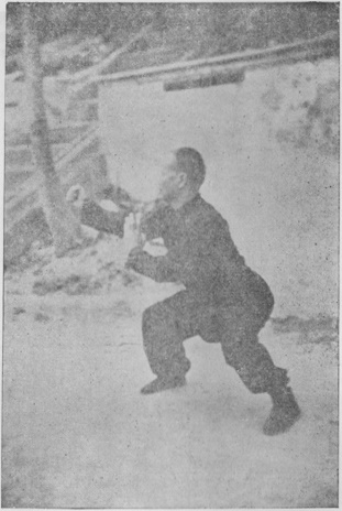 Posture 21 — Posture du cavalier, fendre et écraser à droite : photographie de Luo Guangyu dans l&rsquo;édition de 1954