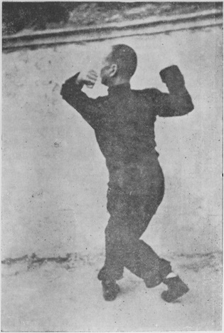 Posture 22 — Pas tordu, coude collant gauche : photographie de Luo Guangyu dans l&rsquo;édition de 1954