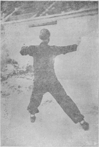 Posture 24 — Posture de l&rsquo;ascension, paume oblique droite : photographie de Luo Guangyu dans l&rsquo;édition de 1954