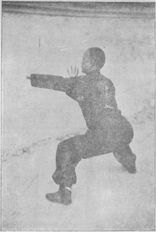 Posture 25 — Posture du cavalier, poing de complément frontal : photographie de Luo Guangyu dans l&rsquo;édition de 1954
