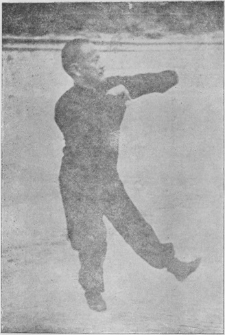 Posture 26 — Double crochet, jambe accrochée à gauche : photographie de Luo Guangyu dans l&rsquo;édition de 1954