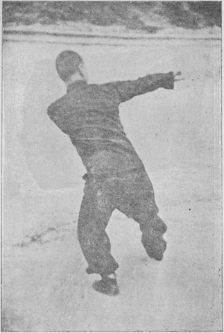 Posture 27 — Double crochet, jambe accrochée à droite : photographie de Luo Guangyu dans l&rsquo;édition de 1954
