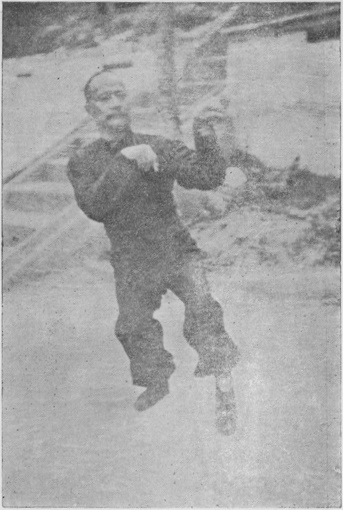Posture 28 — Posture du tigre assis, double main qui ligote : photographie de Luo Guangyu dans l&rsquo;édition de 1954