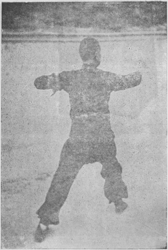 Posture 31 — Main crochetante, griffe qui contre : photographie de Luo Guangyu dans l&rsquo;édition de 1954