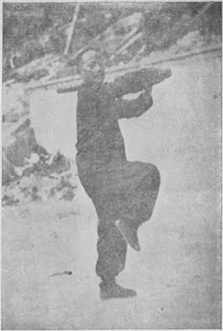 Posture 32 — Jambes jointes, poing en cercle haut : photographie de Luo Guangyu dans l&rsquo;édition de 1954