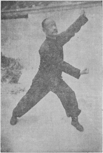 Posture 38 — Main qui suspend, poing qui presse au nombril : photographie de Luo Guangyu dans l&rsquo;édition de 1954