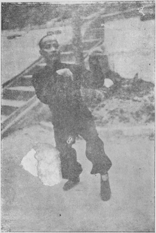 Posture 3 — Posture du tigre assis, saisir la cigale : photographie de Luo Guangyu dans l&rsquo;édition de 1954