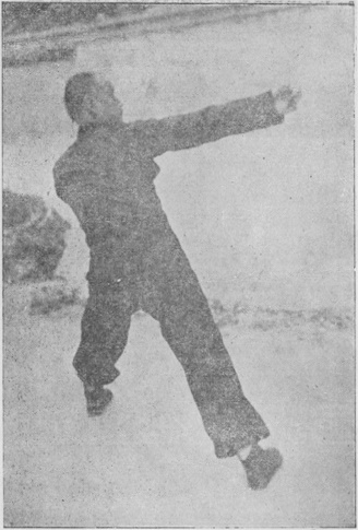 Posture 39 — Effondrement avalé, éventail à droite : photographie de Luo Guangyu dans l&rsquo;édition de 1954