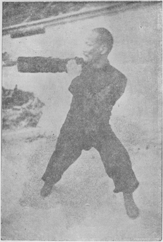 Posture 41 — Effondrement avalé, éventail à droite : photographie de Luo Guangyu dans l&rsquo;édition de 1954