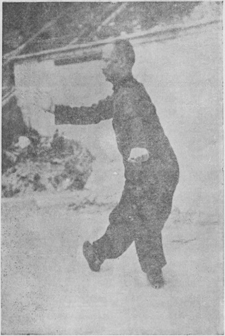 Posture 42 — Aiguille guidée, tranche à la taille à droite : photographie de Luo Guangyu dans l&rsquo;édition de 1954