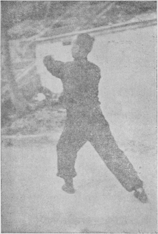 Posture 43 — Posture de l&rsquo;ascension, poing en cercle gauche : photographie de Luo Guangyu dans l&rsquo;édition de 1954