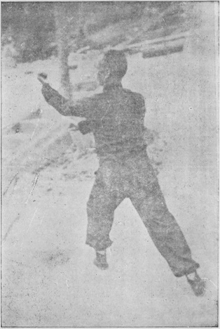 Posture 44 — Posture de l&rsquo;ascension, poing d&rsquo;avalanche gauche : photographie de Luo Guangyu dans l&rsquo;édition de 1954
