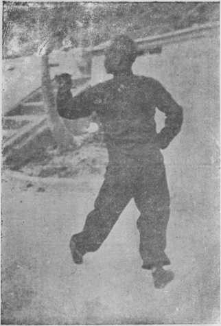 Posture 45 — Posture des sept étoiles, main crochetante gauche : photographie de Luo Guangyu dans l&rsquo;édition de 1954