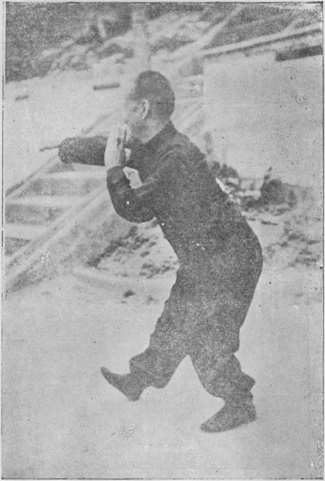 Posture 46 — Posture des sept étoiles, poing de complément droit : photographie de Luo Guangyu dans l&rsquo;édition de 1954